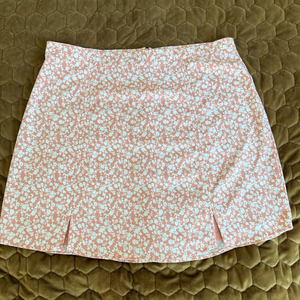 Chic Floral Mini Skirt in Pink and White
